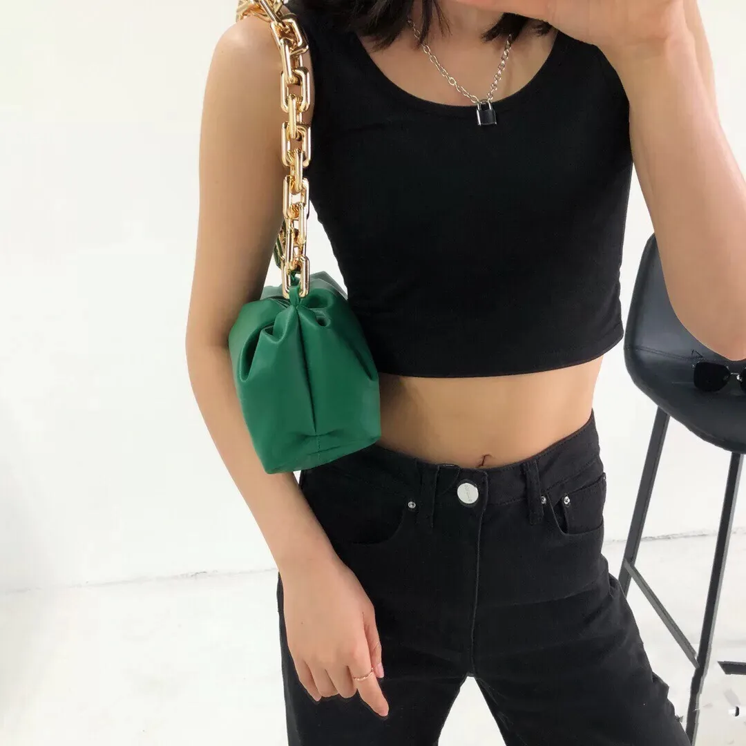 THE CHAIN ​​POUCH This season's wild green brings a retro aristocratic style